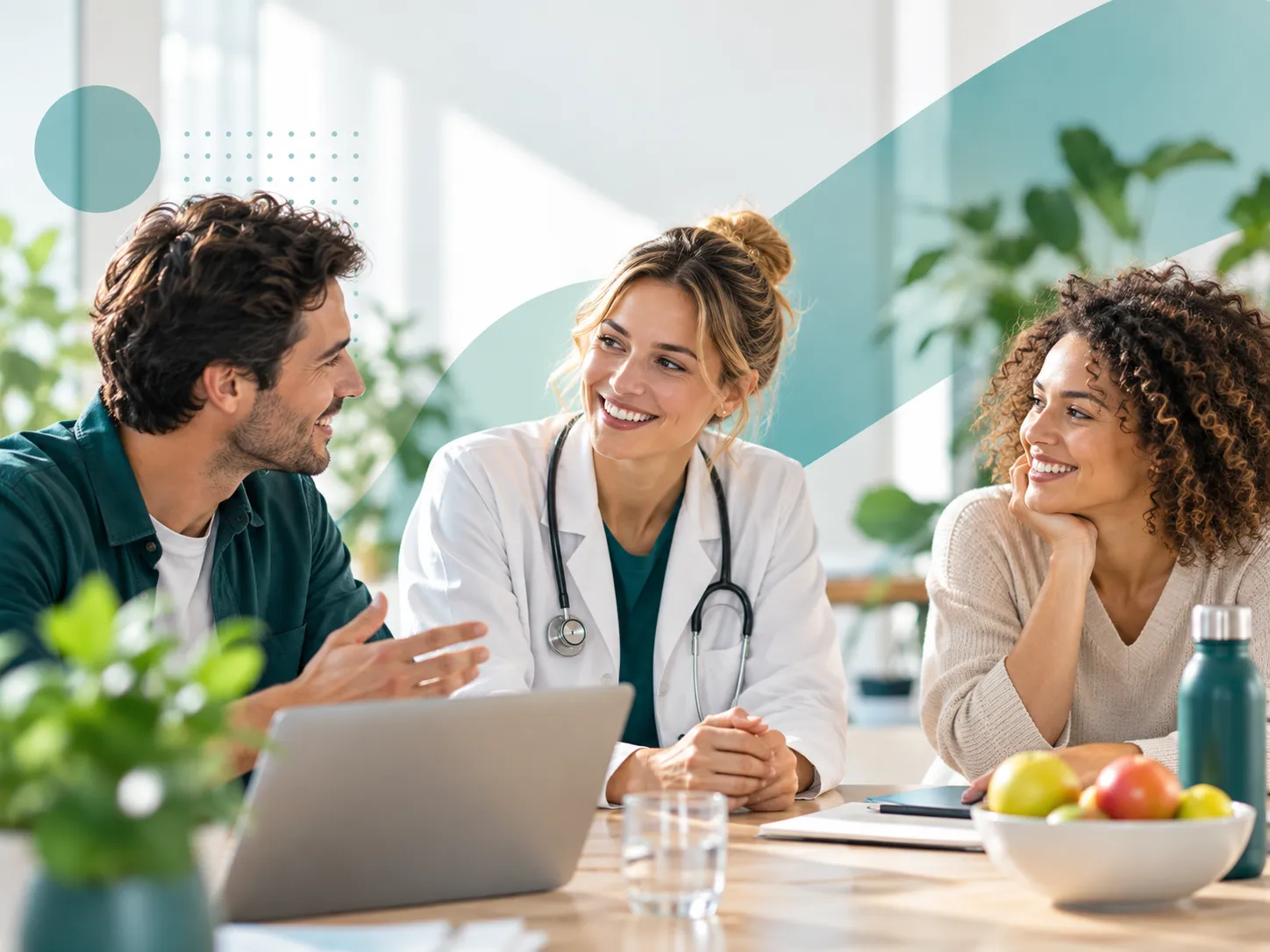 Drie betrokken professionals bespreken samen gezondheid en welzijn tijdens een vriendelijke bijeenkomst in een moderne werkomgeving.